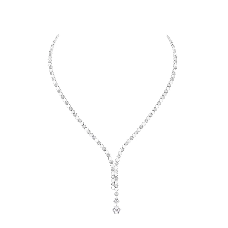 Bee My Love 18K白金項鍊，價格店洽。品牌提供