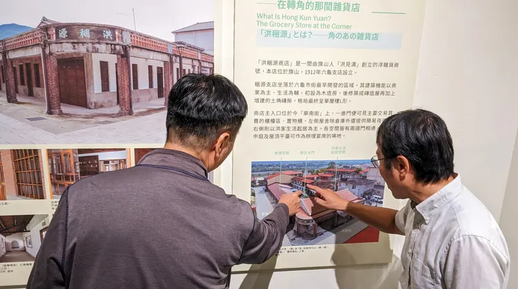洪信旭指著六龜洪稇源商號，說自己小時候就住這裡。高史博提供