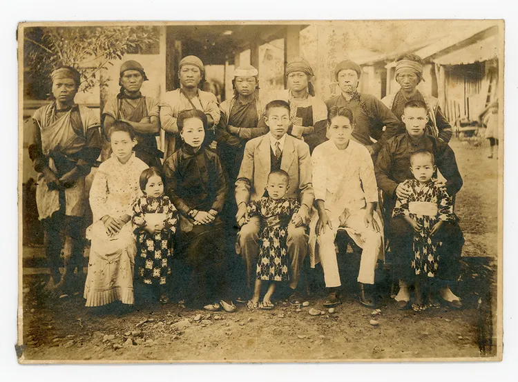 洪見濤(前排中)周蘭(前排左三)與眾人合影。高史博提供