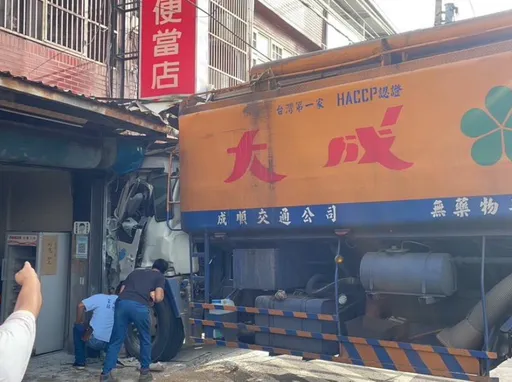 大成飼料槽車撞進民宅!車頭擠扁成廢鐵 民眾驚問:開到睡著嗎