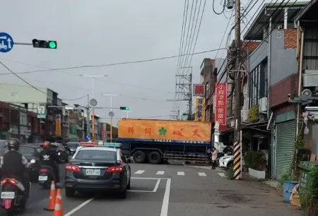 大成飼料槽車撞進民宅。翻攝粉專「我愛湖口鄉」