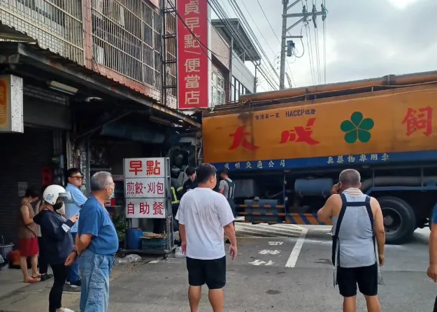 現場圍觀民眾議論紛紛，大家都在問駕駛是開到睡著嗎？翻攝粉專「我愛湖口鄉」