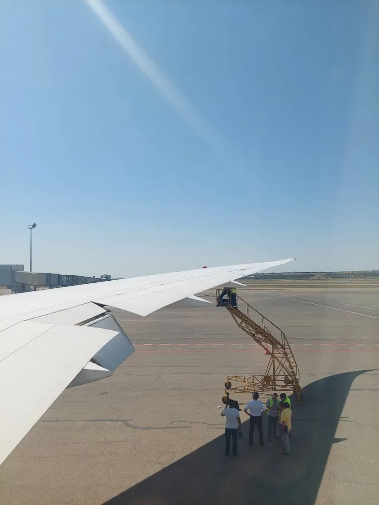 長榮客機停在巴庫機場。讀者提供