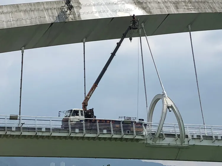 陽光橋清洗高空作業(示意圖)，橋梁將封閉管制通行。高灘處提供