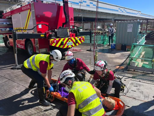 正妹消防員巾幗不讓鬚眉 休假自學這技術!捷運工程搶救演練逼真