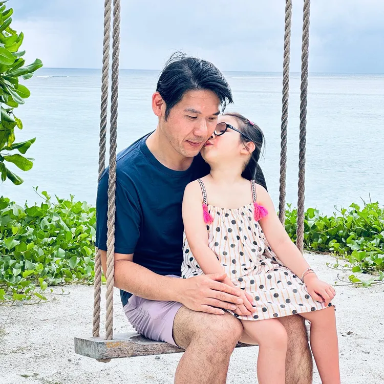 看著女兒與老公的互動，陳怡蓉突然有感而發說：「原來我的七週年是蹭女兒的五歲大壽啊」。翻攝陳怡蓉臉書