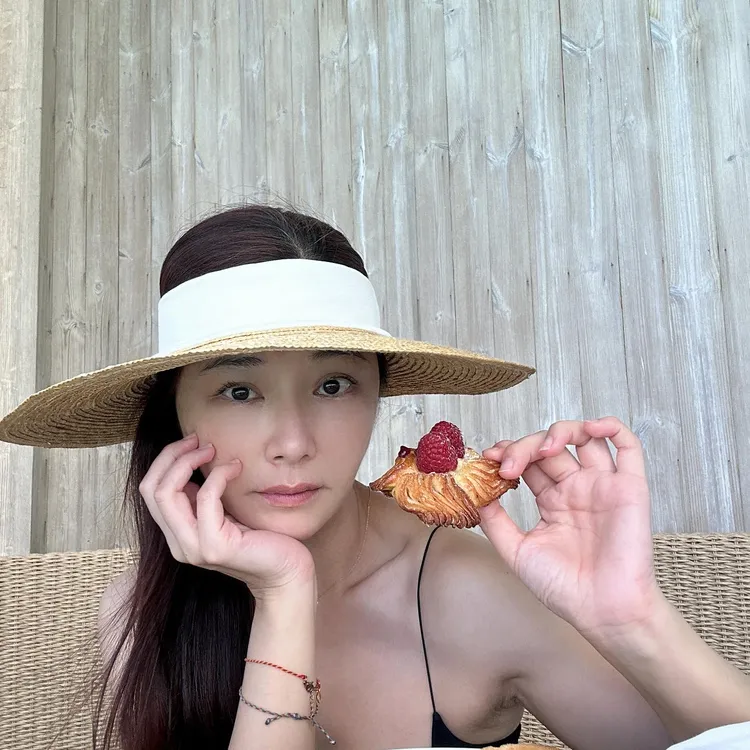 陳怡蓉在馬爾地夫度假，拍下浪漫美照，卻未見笑容。翻攝陳怡蓉臉書