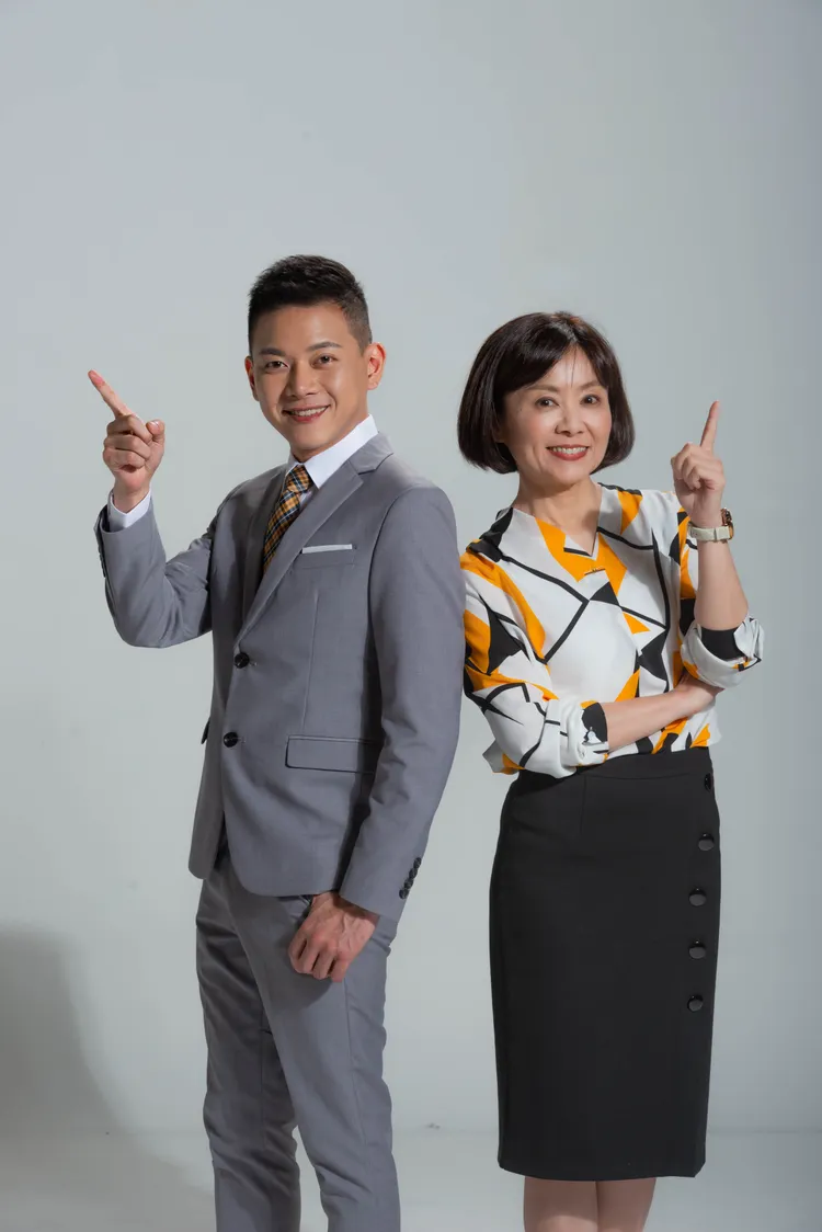 王時齊（右）和三立新生代主播周楷搭檔。三立提供