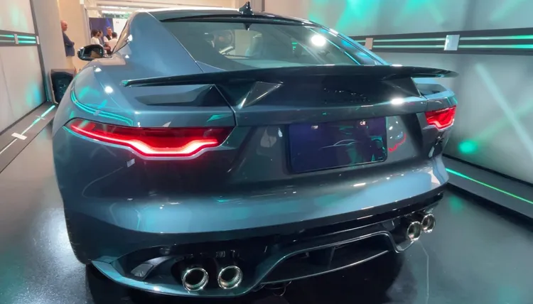 Jaguar F-TYPE R 75 排氣尾管採雙邊四出配置，尾管上刻有＂R＂徽飾。林浩昇攝