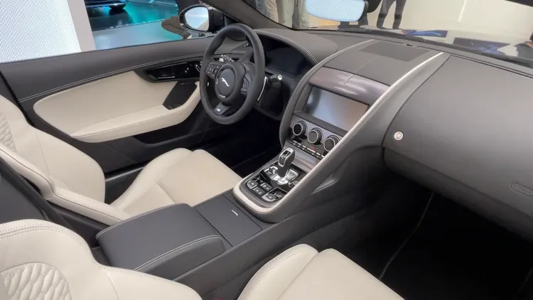 Jaguar F-TYPE R 75敞篷版，開篷之後將奢華雅緻的內裝在陽光中展現而出。林浩昇攝