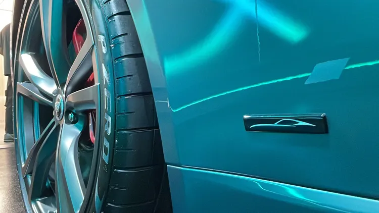 每輛Jaguar F-TYPE R 75在葉子鈑、門檻、中控台，都附有專屬紀念徽飾。林浩昇攝