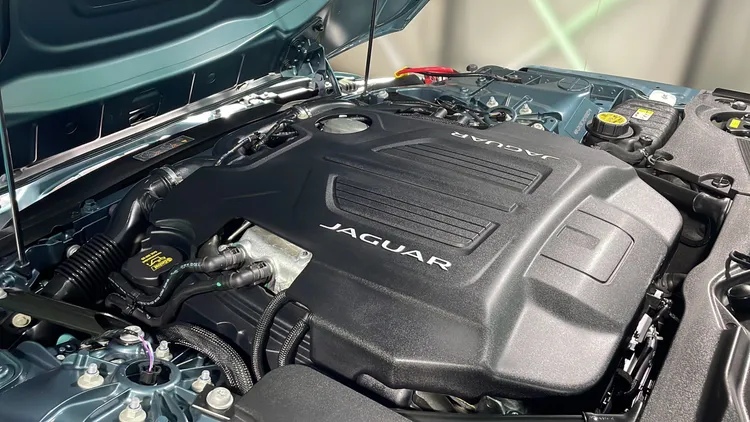 Jaguar F-TYPE R 75的機械增壓 V8 引擎提供 575匹最大馬力與71.4kgm最大扭力，0~100km/h 加速僅需 3.7 秒。林浩昇攝