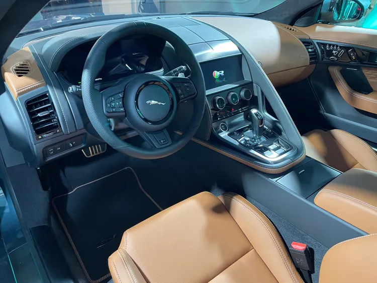 Jaguar F-TYPE 以駕駛導向設計的內裝，結合精緻的細節和豐富的飾面材質，帶來奢華典雅的運動氛圍。林浩昇攝