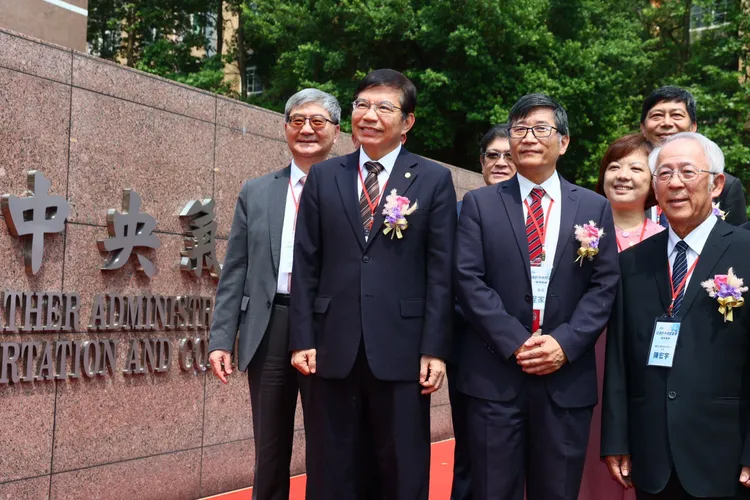 王國材（左2）、程家平（左3）出席氣象署升格揭牌典禮。彭欣偉攝