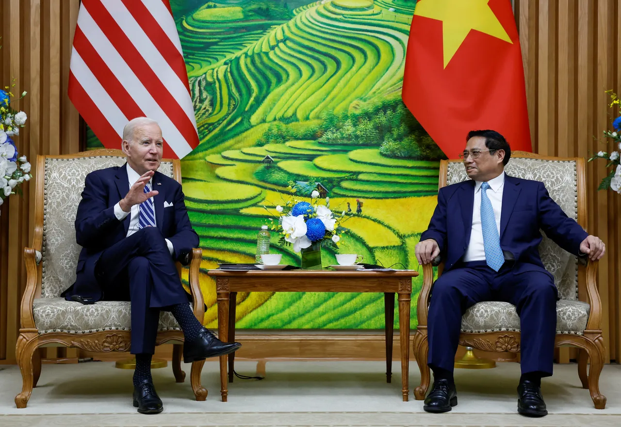 美国总统拜登(左)本月11日访问新加坡,右为越南总理范明正。路透社