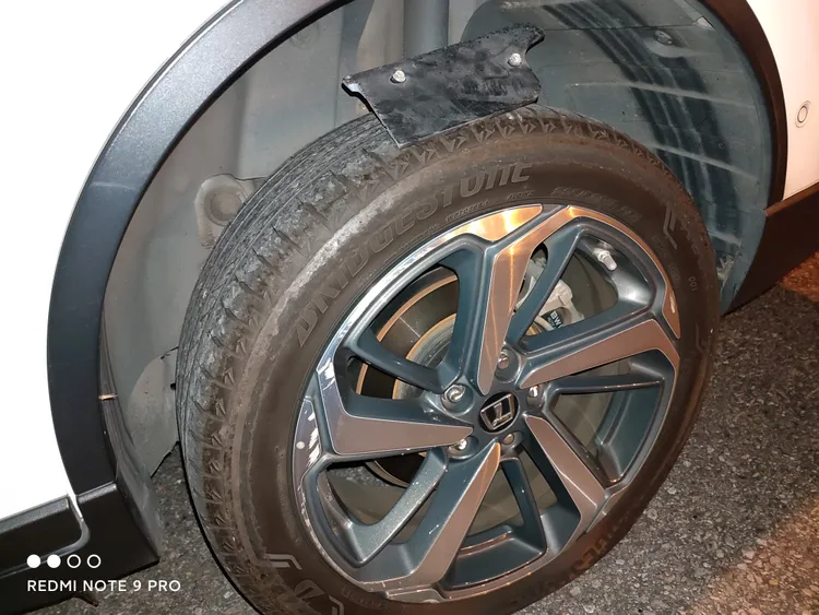 其中一車壓到車體碎片導致爆胎。國道警方提供
