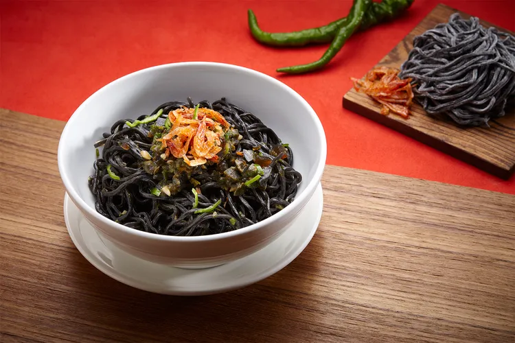 聚聚樓新店限定菜色之一的櫻花蝦皮蛋辣拌麵。業者提供