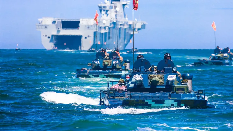 美國國務卿布林肯表示，中國是美國最嚴重的長期挑戰。圖為中國解放軍演習登陸作戰。翻攝解放軍軍網