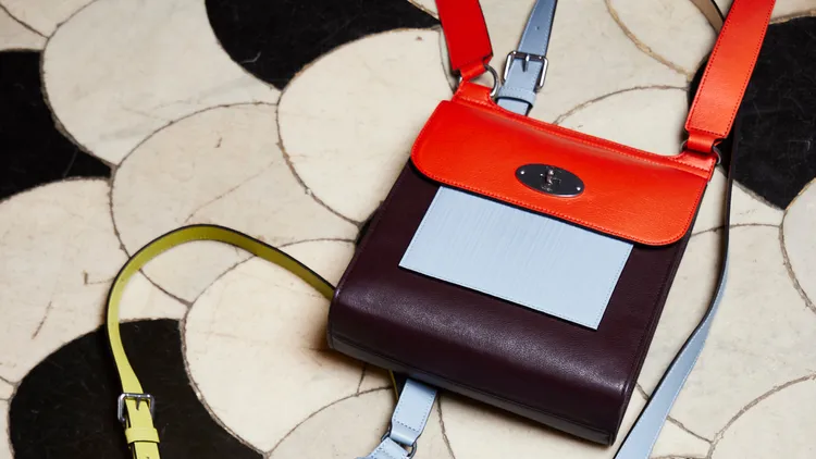 包款上具有Paul Smith全新創作的Shadow Stripe圖紋。品牌提供