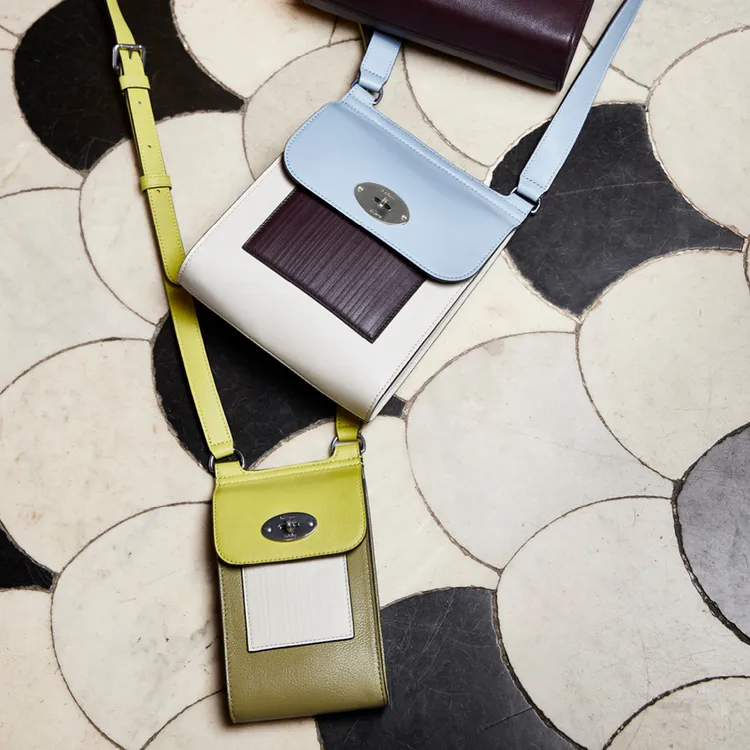 以色塊拼接打造充滿活力的吸睛包款。品牌提供