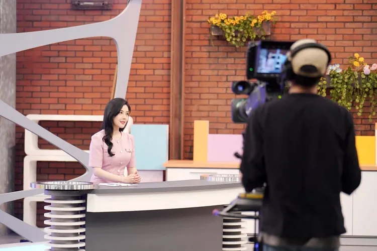 韓瑜對真正的主播獻上12萬分敬意。華視提供