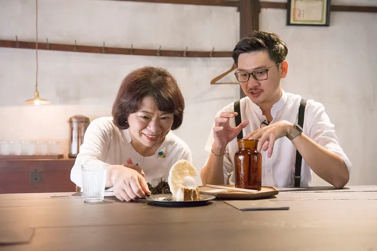 嘉義市懷舊新潮吸引日本雜誌採訪。嘉市府提供