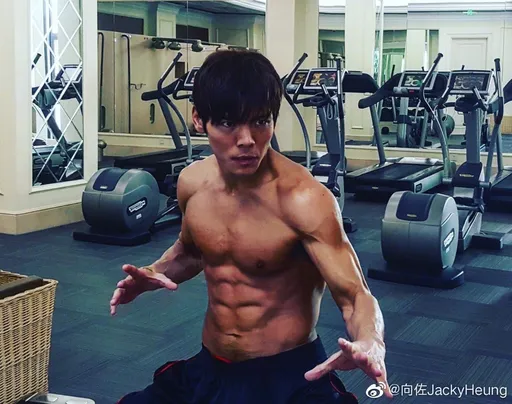 擁富爸向華強+嬌妻郭碧婷 向佐為何不躺平?他發長文訴心酸