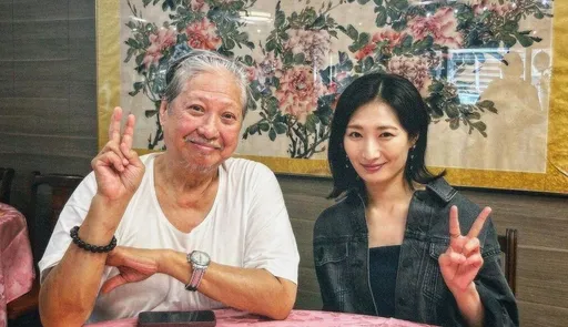 71岁洪金宝曾体重破百瘦成这样!与日本武打女星聚会红光满面