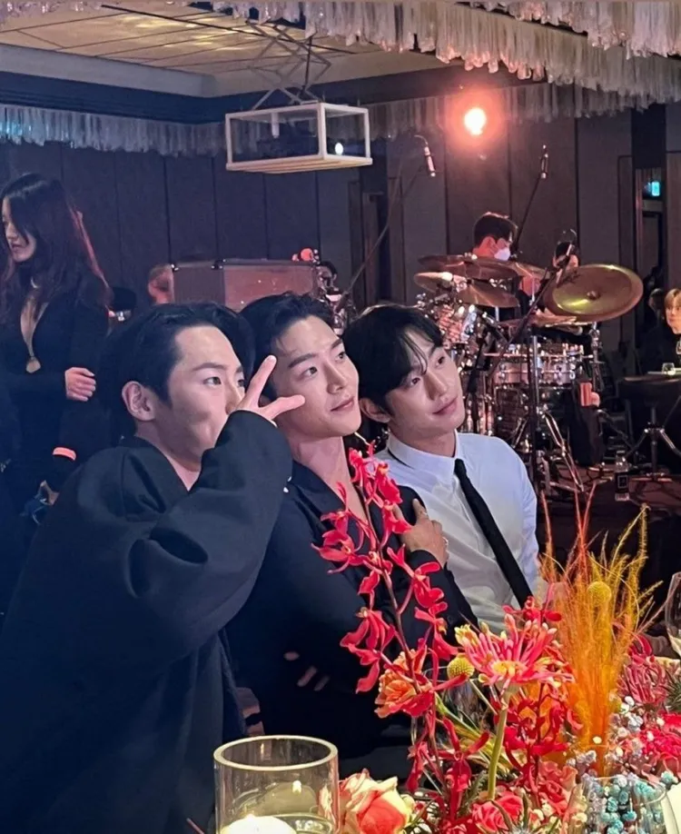 安孝燮（右起）、路雲戲外是好哥們。翻攝IG