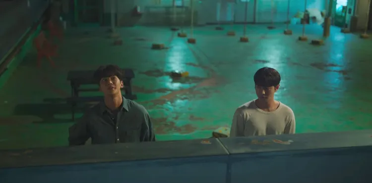 路雲（左）劇中主動示愛，為了安孝燮甘願往返3小時車程到這間補習班上課。翻攝Netflix