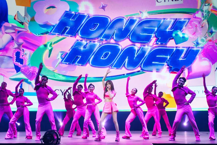 王心凌率領粉紅軍團20位舞者，整齊劃一芭比粉勁裝，展現超狂舞台氣勢。天晴娛樂提供