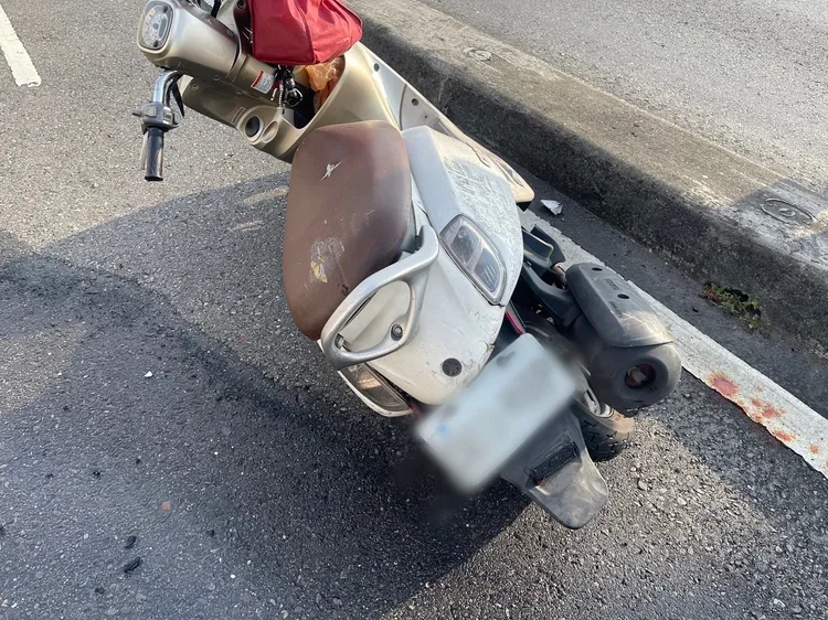 華中橋上午發生機車追撞事故。翻攝畫面