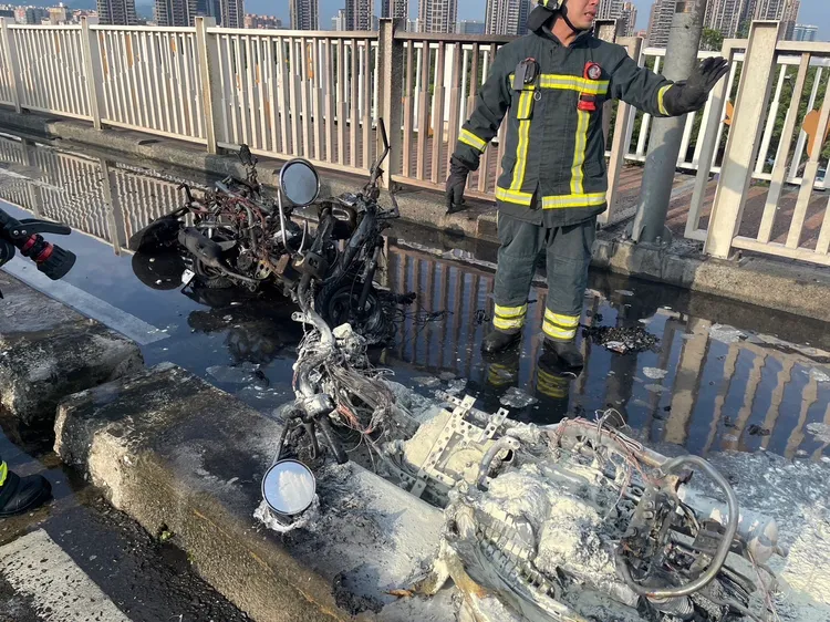 消防人員到場滅火。翻攝畫面