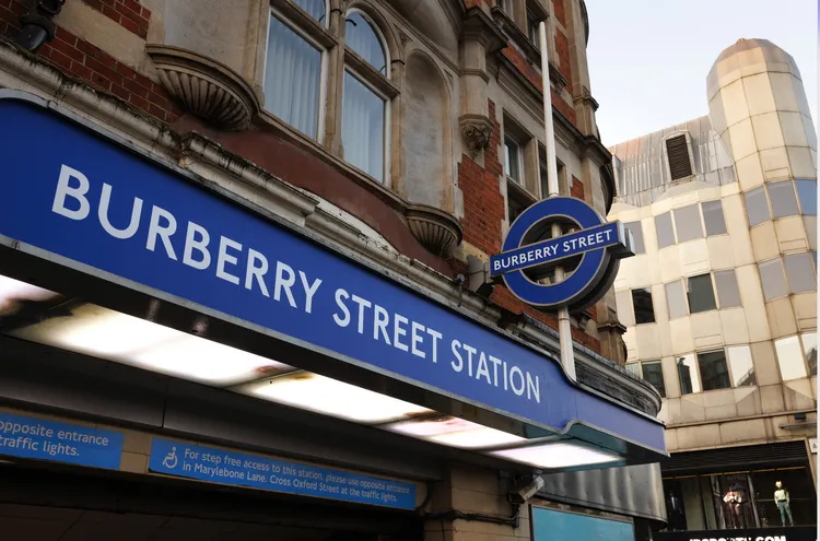 Burberry將龐德街車站打造成Burberry Street。品牌提供
