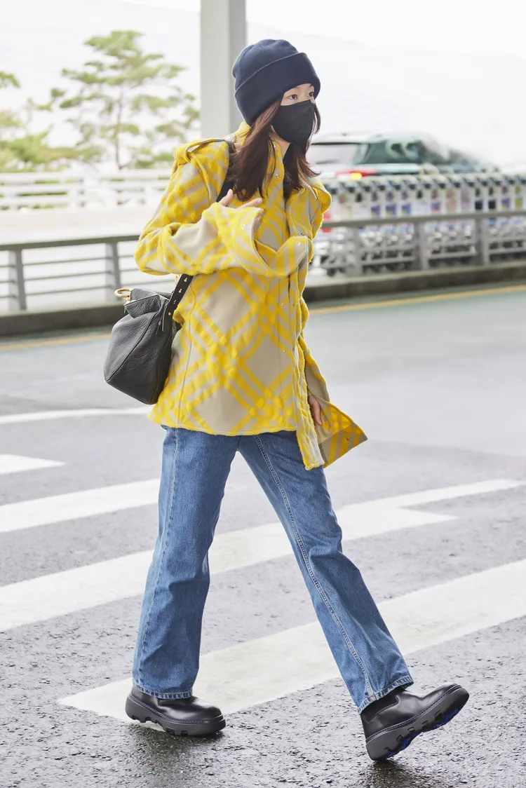 全智賢身穿獵戶色格紋羊毛混紡襯衫。品牌提供