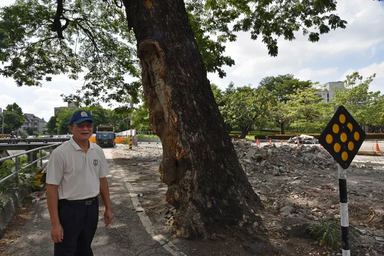 李東泰總務長視察工程。屏大提供