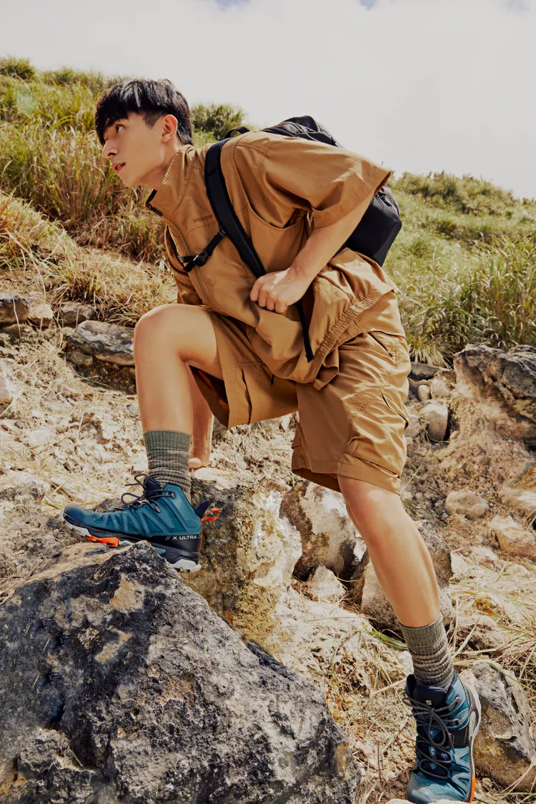 林家佑換上大地色系服飾搭配觀星藍配色的X ULTRA 4 GTX。品牌提供