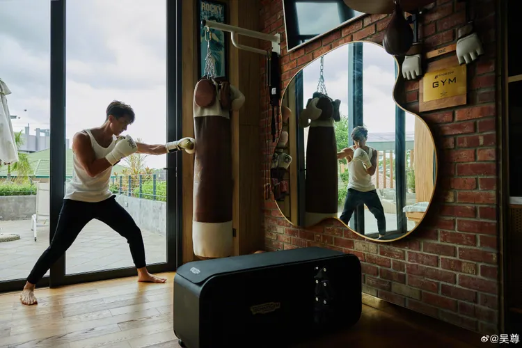 健身房。翻攝吳尊微博