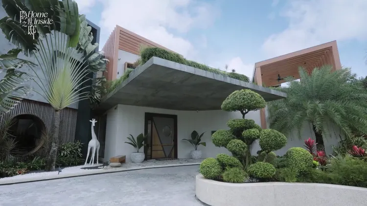 豪宅門口。翻攝吳尊微博