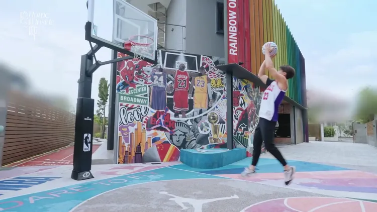 街頭塗鴉風球場，旁邊還有跑道。翻攝吳尊微博