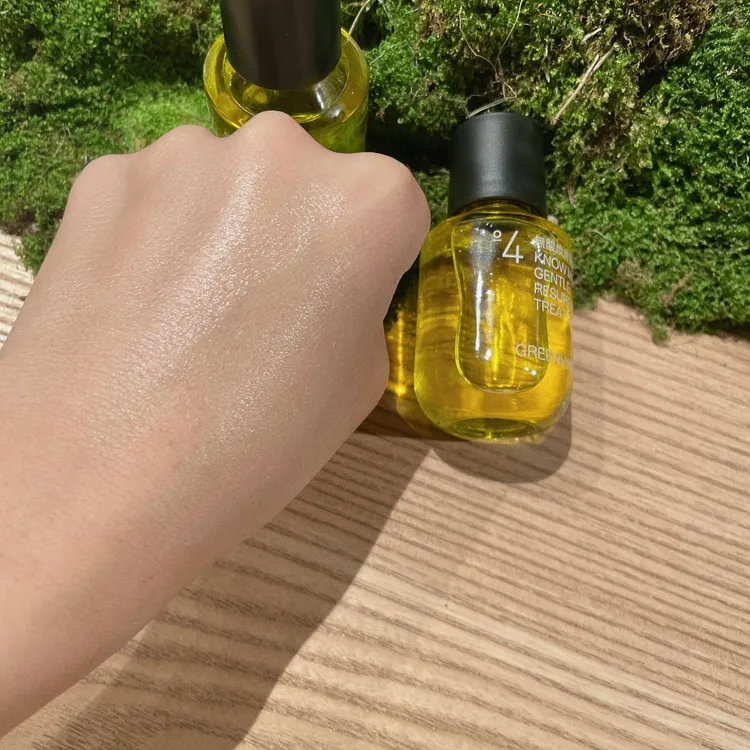 綠藤生機無酸煥膚精華擁有「是油但不似油」的質地。張家玲攝