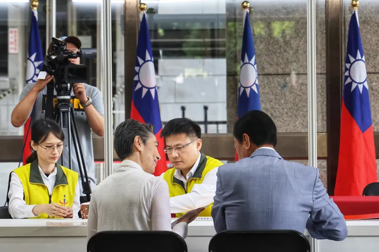 郭台銘和賴佩霞完成登記連署手續。林林攝