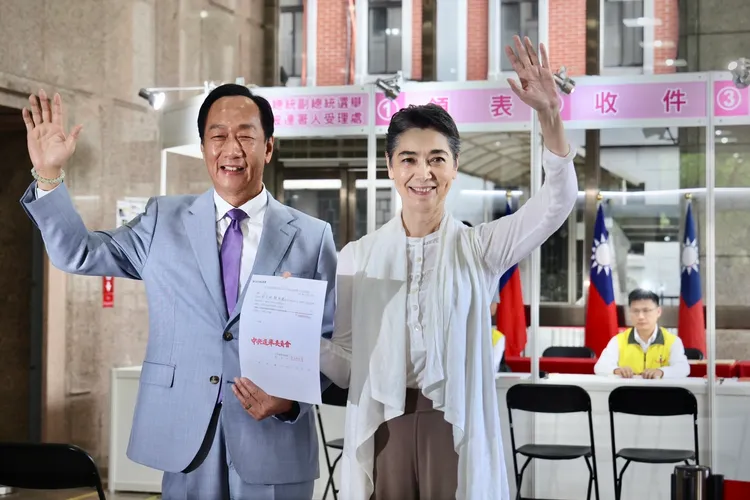 郭賴完成登記連署。林林攝