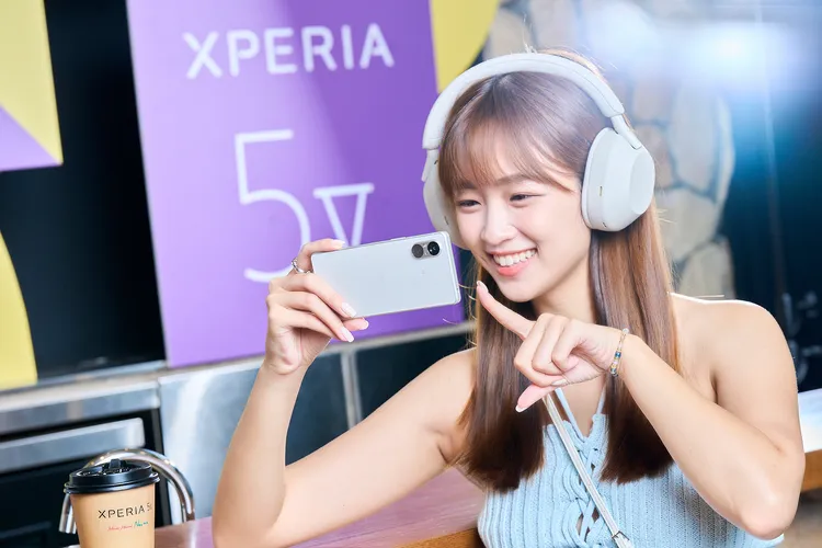 Xperia 5 V 搭載全新面板傳遞更提升的螢幕品質，搭配全新研發的喇叭擴大器。Sony提供