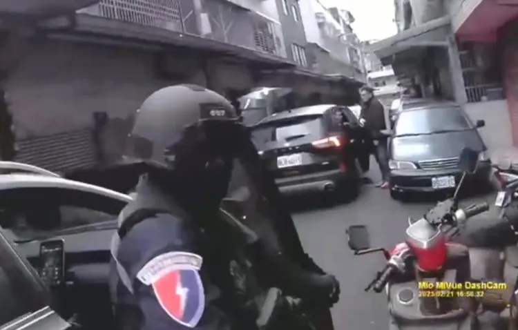 專案小組發動搜索攻堅。翻攝畫面