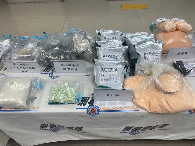 警方查獲大量製毒原料。翻攝畫面