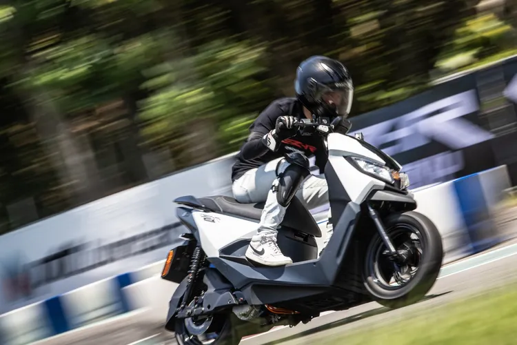 eMOVING新旗艦車款EZ-R擁有0~50km/h加速只要3.7秒的性能表現。原廠照片