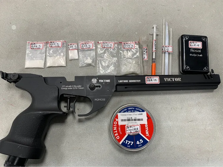 警方查扣毒品、空氣槍等證物。民眾提供