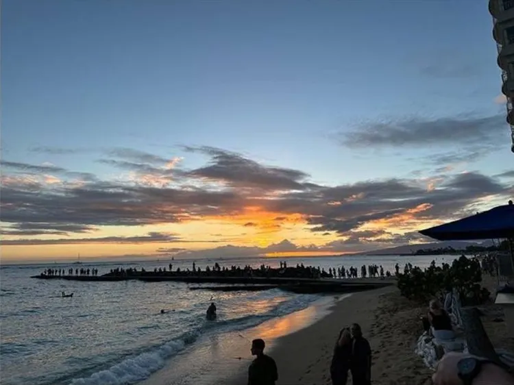 藤島茱莉景子到夏威夷海邊放鬆身心。翻攝《週刊文春》