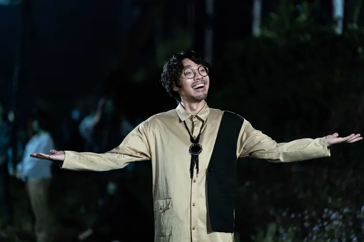 盧廣仲《地獄里長》現身地獄「手足殿」，畫鬍子造型出自他的想法。風起娛樂提供